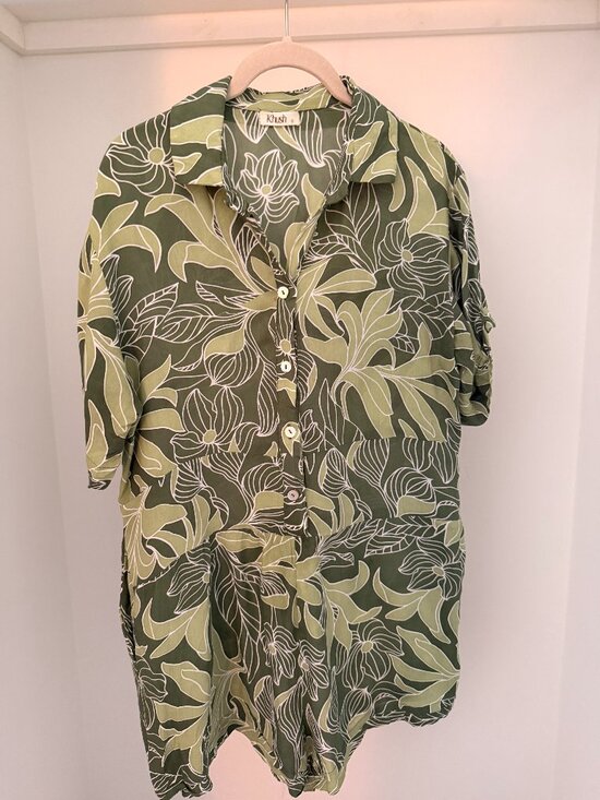Khush Pants - Khush Tropical Floral Button-Front Romper – Size S  A relaxed Khush romper